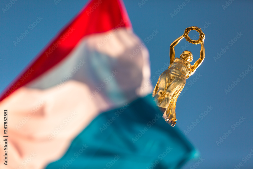 Iconic golden statue symbol of Luxembourg in Place de la Constitution - obrazy, fototapety, plakaty 