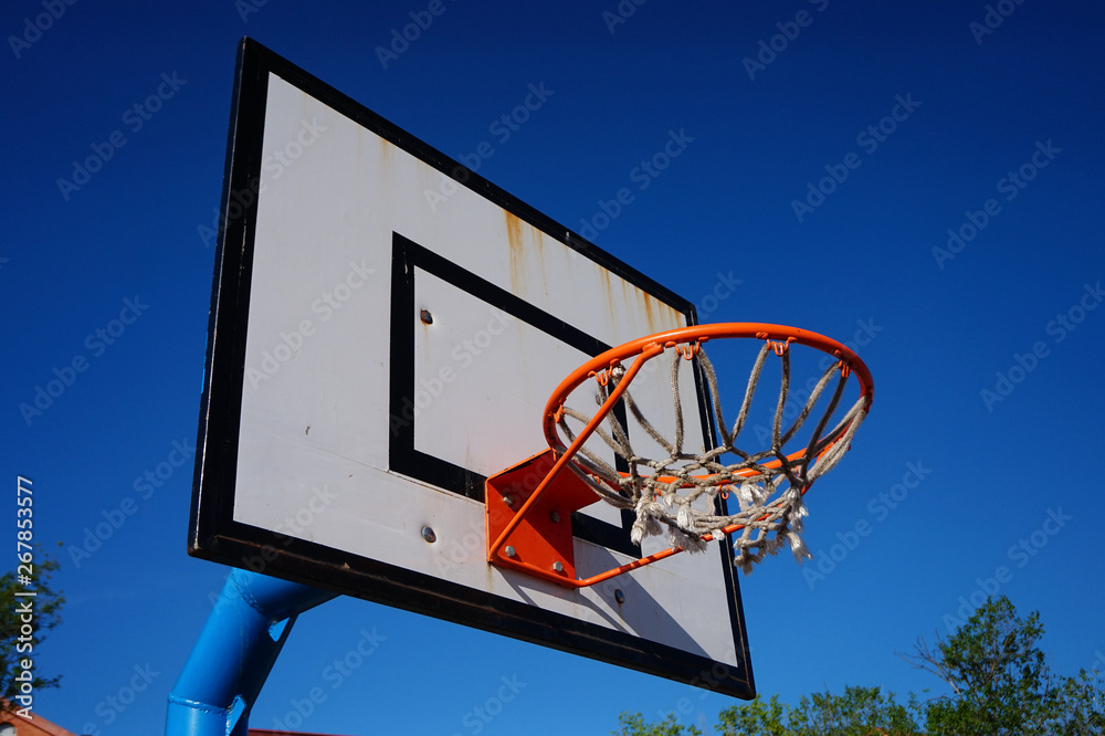 Tablero de baloncesto con fondo de cielo azul