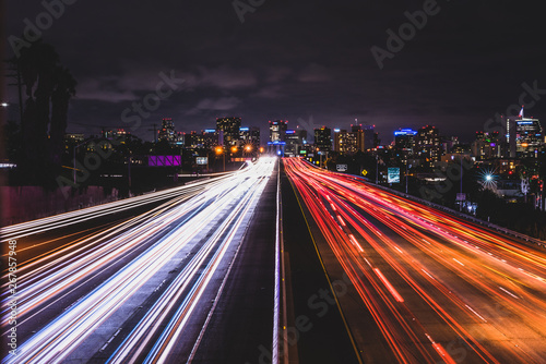 Foto traffic in city at night