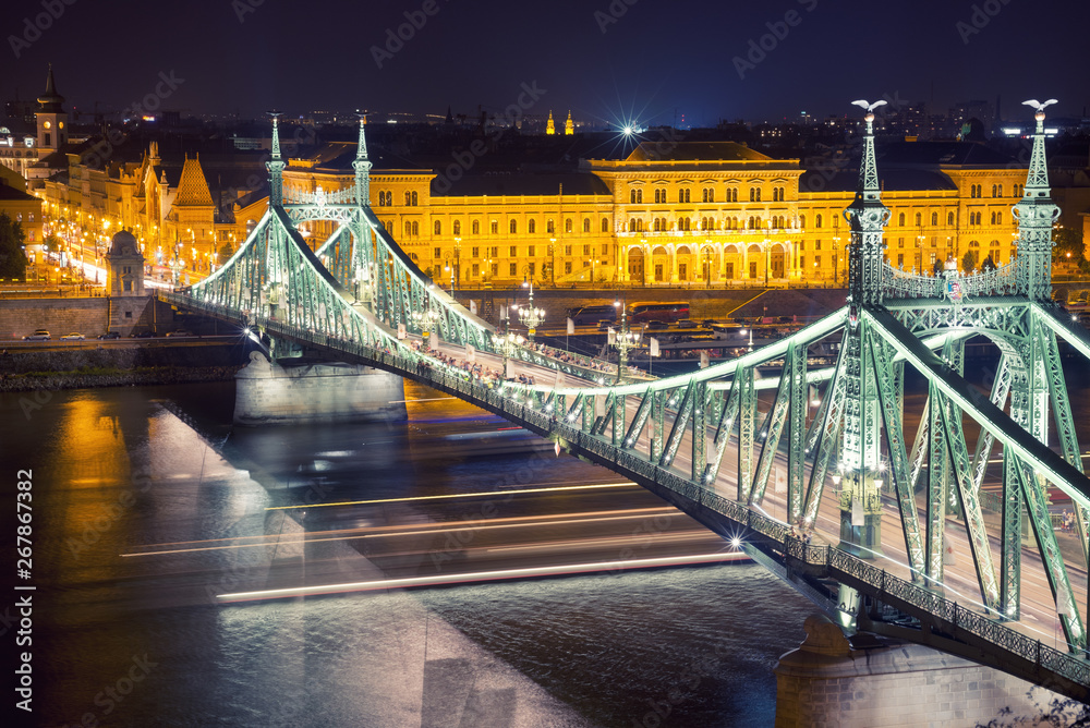 Obraz premium Liberty bridge in Budapest at night