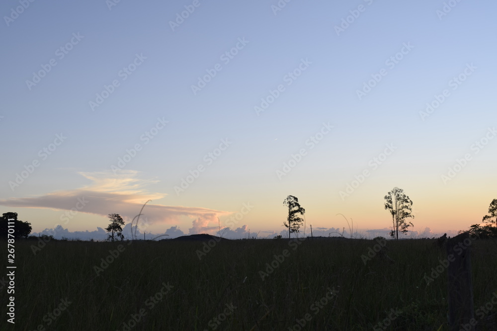 Silhueta de horizonte rural no pôr-do-sol