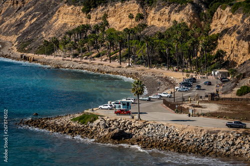 Φωτογραφία Aerial view of the Pacific Coast in San Pedro, California, at the White Point Royal Palms beach, popular for surfing, snorkeling, SCUBA diving, fishing, picnicking, hiking and dog walking