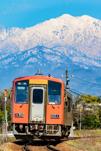 立山を仰ぐ列車