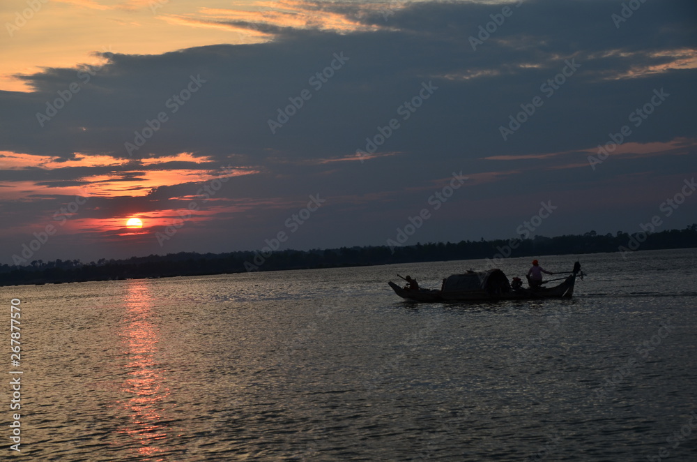 カンボジアのストゥントゥレン　トンレサン川と美しい夕日と漁師の小船