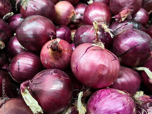 Quadro em tela Detail of a group of red onions stacked in a supermarket