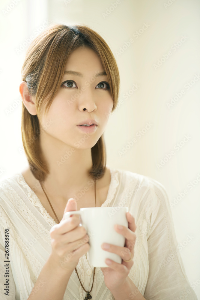 コーヒーカップを持つ女性 コーヒーカップを持つ女性