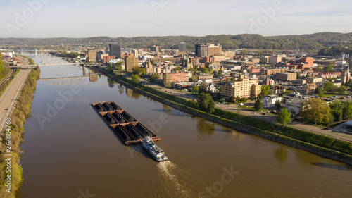 Foto Barge Carries Coal Along Kanawha River and Charleston West Virgina