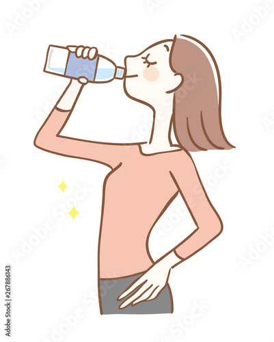 ペットボトル飲料を飲む女性