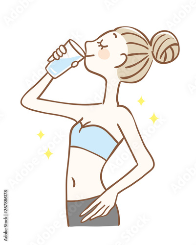 水を飲む女性　水分補給