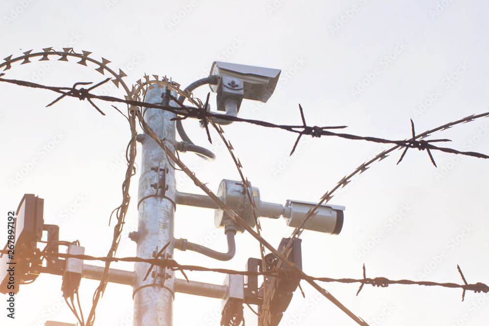 Closed-circuit drum, motion detection in barbed wire, multiple blade on steel pole. Closed-circuit drum, motion detection in barbed wire, multiple blade on steel pole.