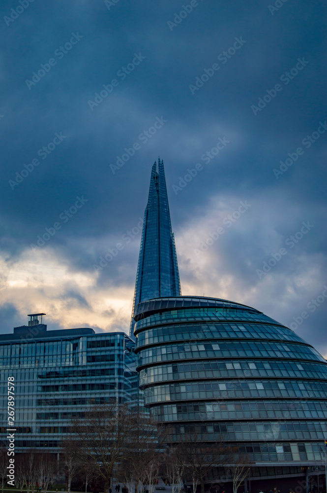 Fototapeta premium London southwark buildings with dark clouds in sky