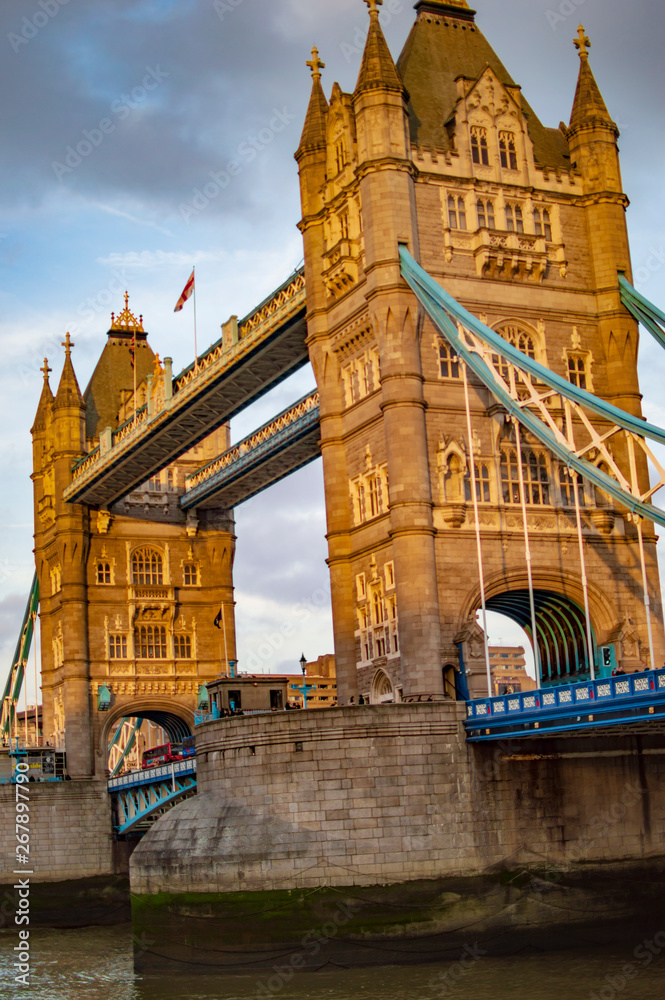 Obraz premium The tower bridge of london from the south side of the town