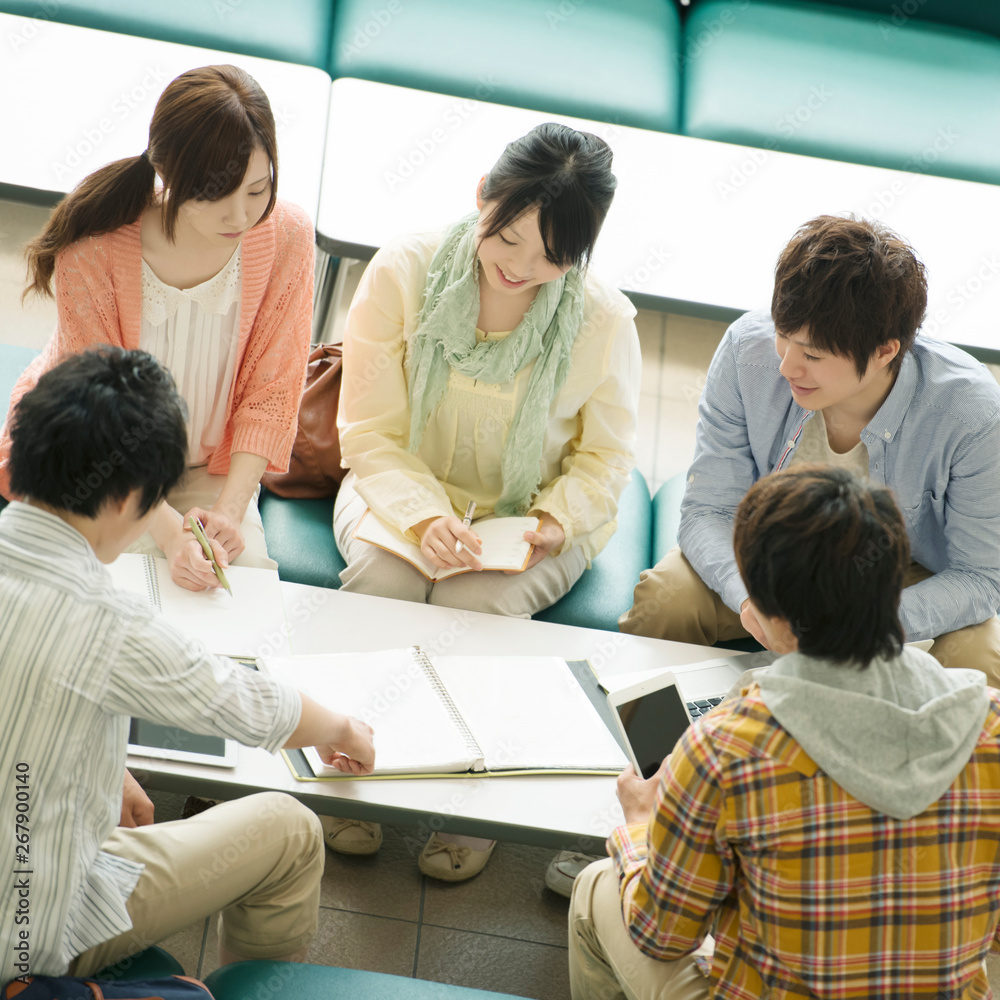 Obraz premium 大学のロビーで談笑をする大学生