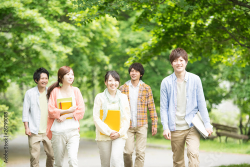 新緑の中を歩く大学生
