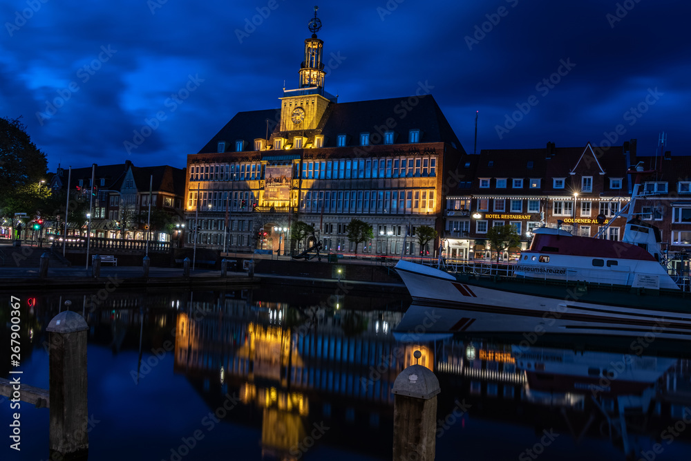 Fototapeta premium Rathaus Emden bei Nacht