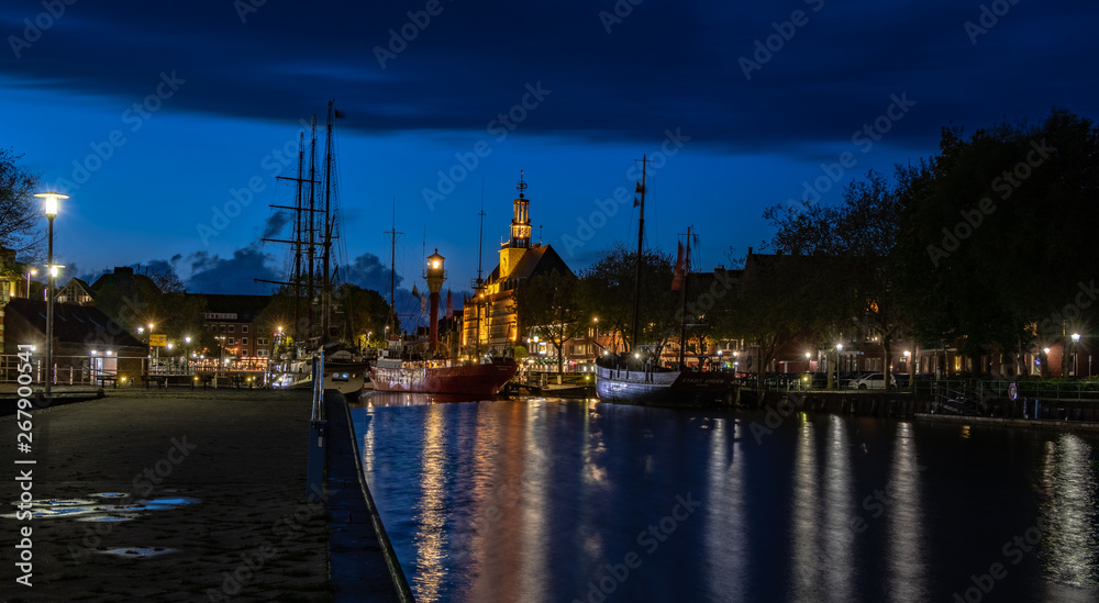 Fototapeta premium Rathaus Emden bei Nacht