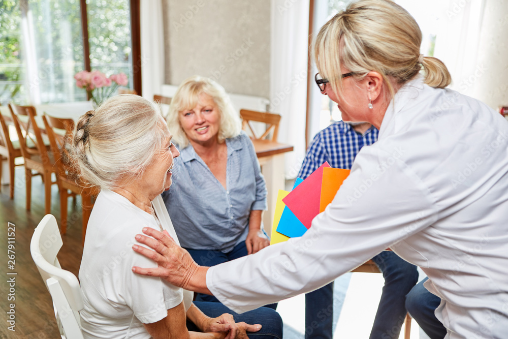 Therapeutin betreut Senioren bei Gruppentherapie Therapeutin betreut Senioren bei Gruppentherapie