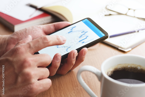 Foto Stock market charts on smartphone screen