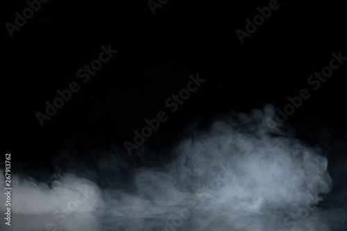 Streszczenie dymu na czarnym tle