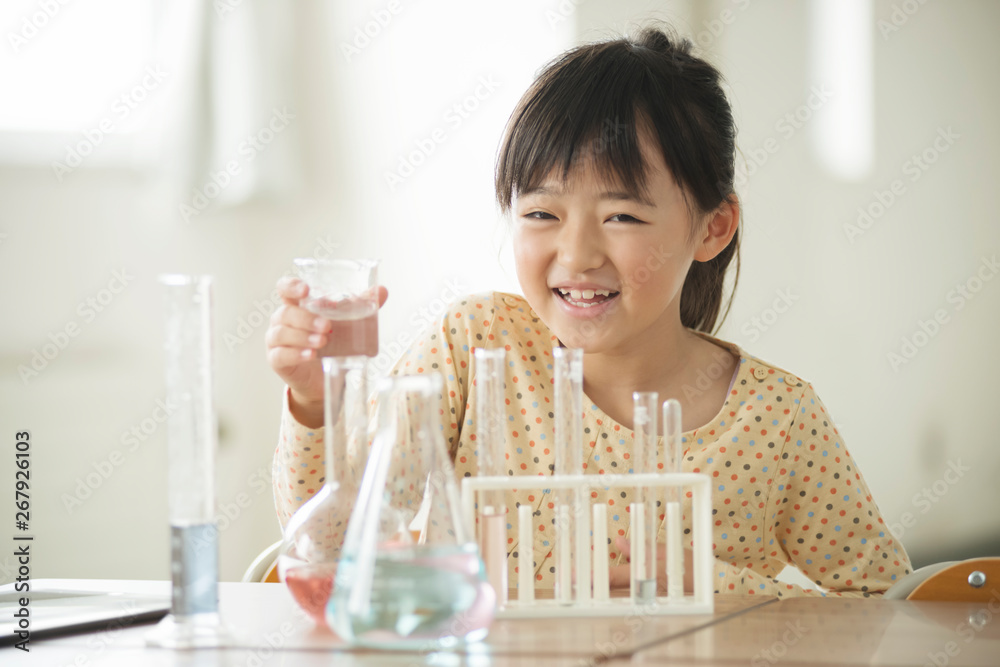 実験をする小学生