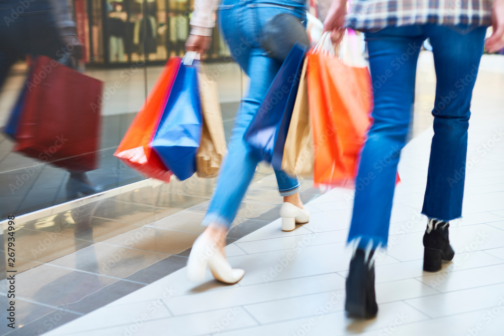 Obraz premium Blurred view of women during big shopping. Blurred image made intentionally to make it more dynamic