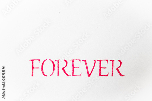 Message d'amour forever écrit en rose sur fond blanc
