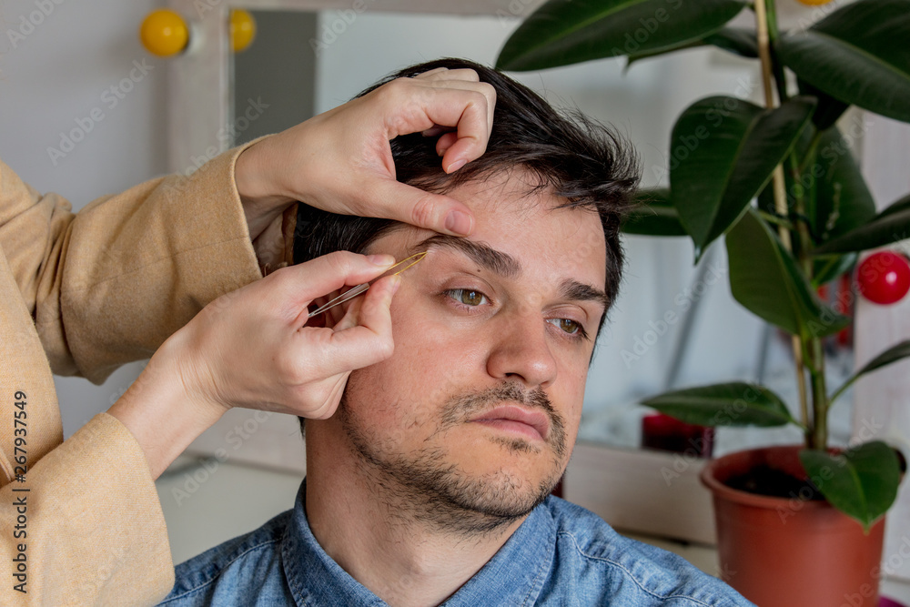 Obraz premium the young man plucked his eyebrows