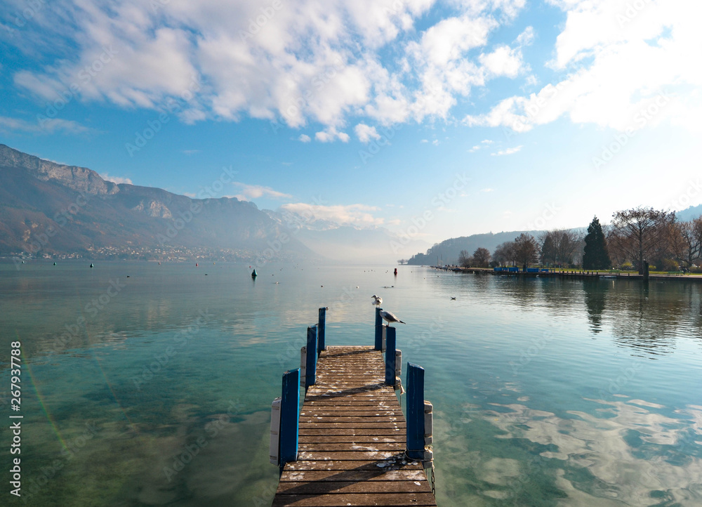 Vista sul lago di Annecy, Francia. - obrazy, fototapety, plakaty 