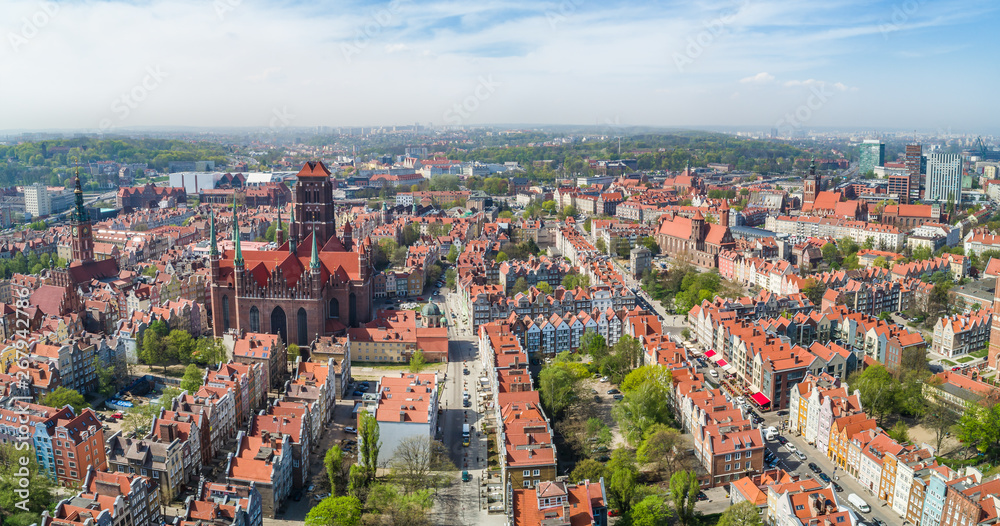 Panorama turystycznej części Gdańska. Miasto portowe Gdańsk widziane z lotu ptaka.