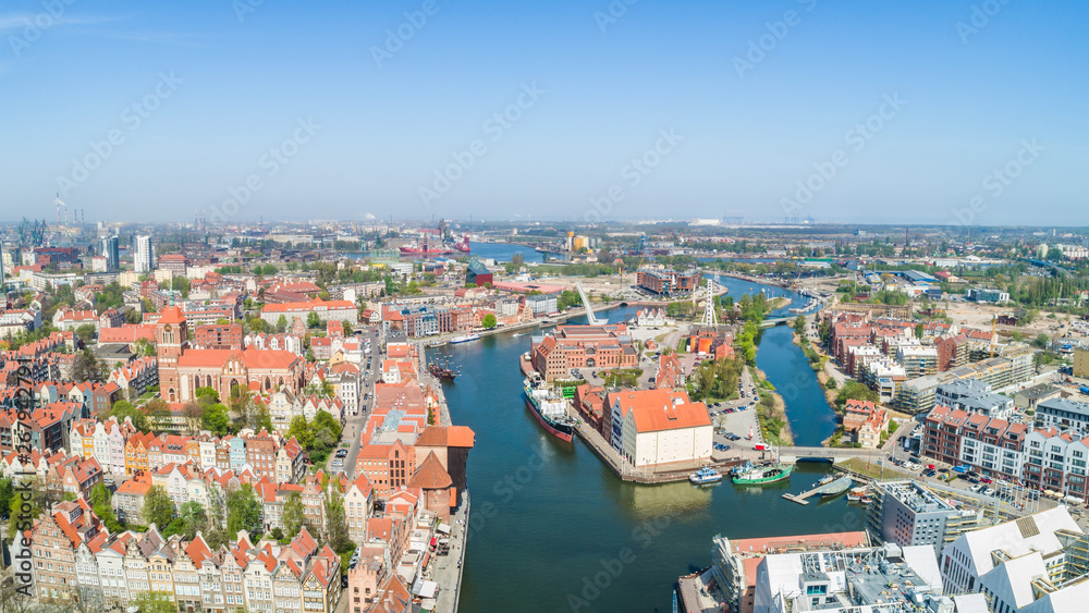 Turystyczna część Miasta Gdańsk z widoczną rzeka Motławą i Ołowianką. Panorama Gdańska z lotu ptaka.