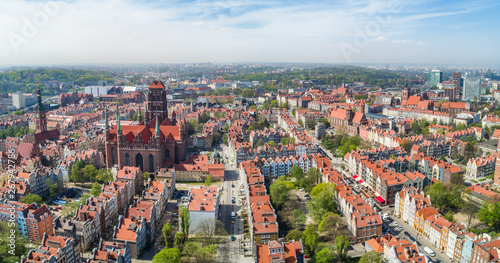 Panorama turystycznej części Gdańska. Miasto portowe Gdańsk widziane z lotu ptaka.