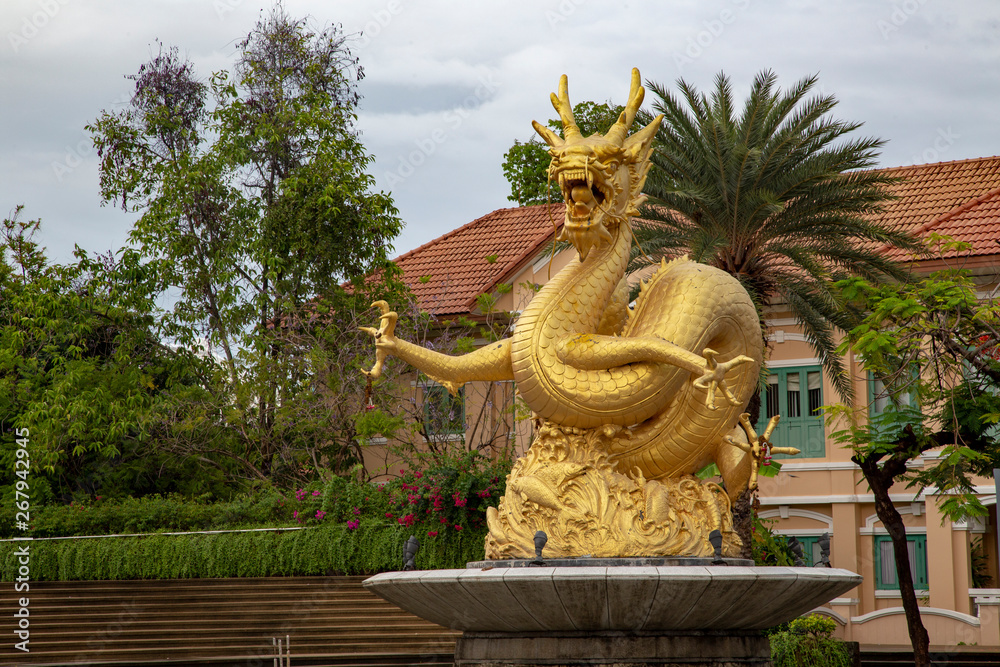 Fototapeta premium Goldener Drache von Phuket 