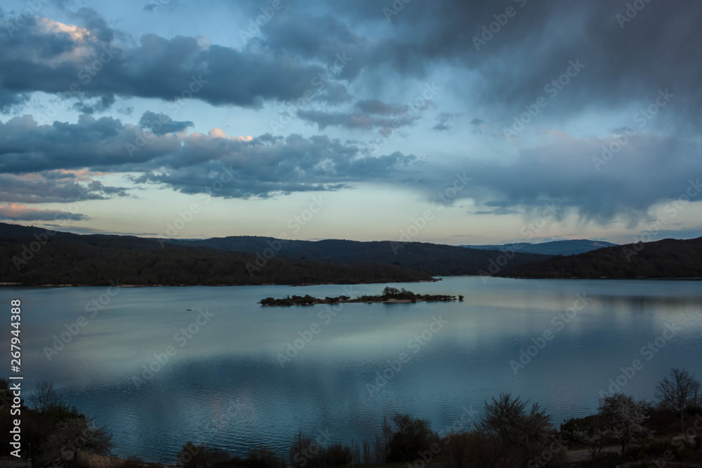 embalse con nubes atardecer