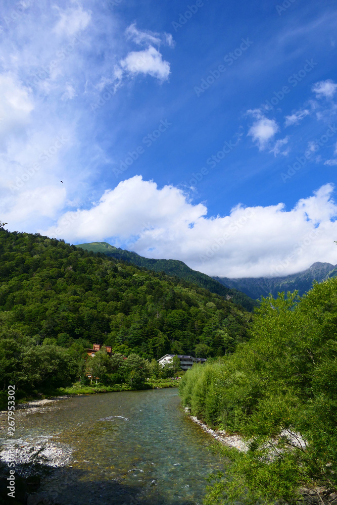 中部山岳国立公園。上高地を流れる梓川。松本 長野 日本。8月下旬。 中部山岳国立公園。上高地を流れる梓川。松本 長野 日本。8月下旬。