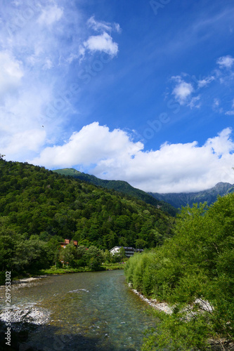 中部山岳国立公園。上高地を流れる梓川。松本 長野 日本。８月下旬。