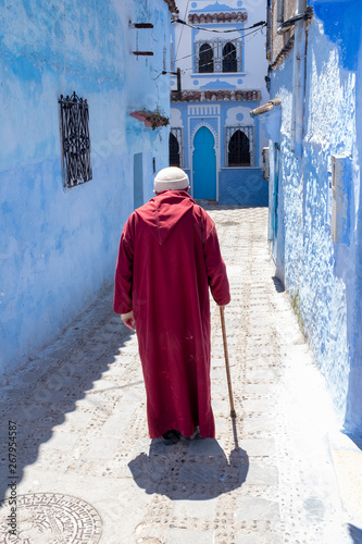 Anciano con  bastón paseando por las calle de Chauen, Marruecos © Ricardo Ferrando
