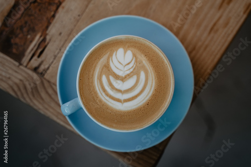 Dibujo Latte art en una taza de cafe con leche 