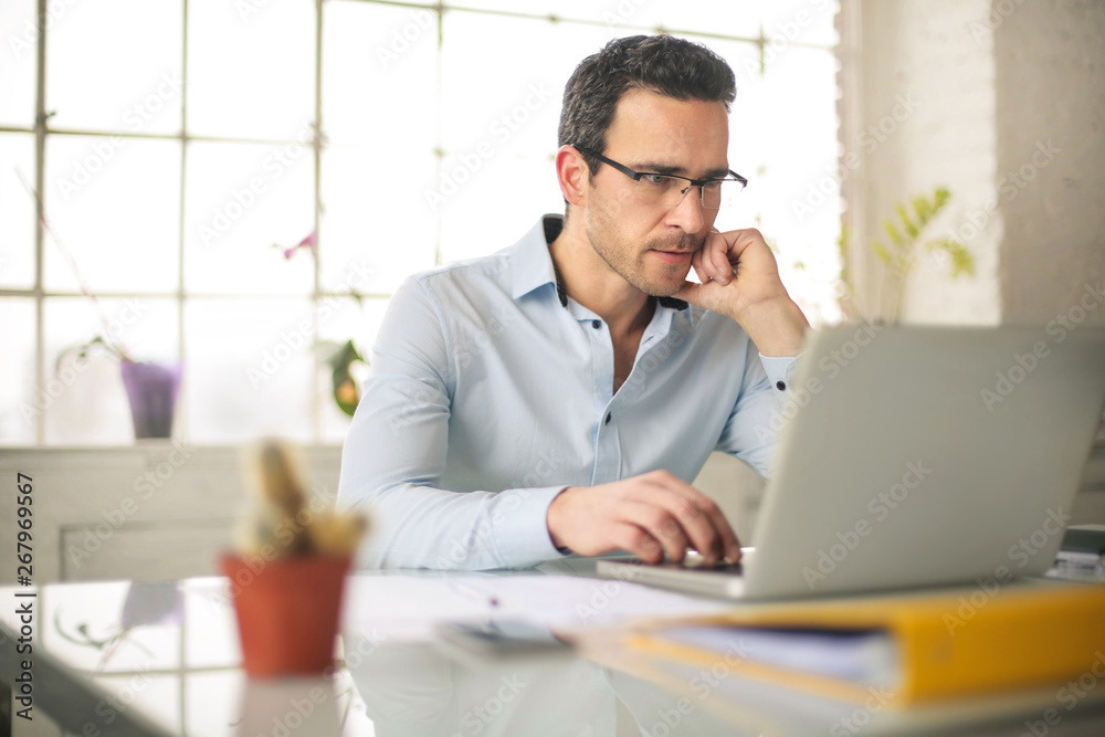 Obraz premium Handsome businessman working at the office