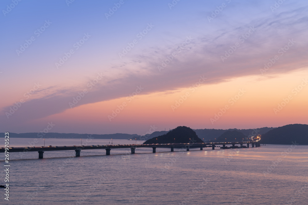 日本の絶景角島大橋の夕暮れ