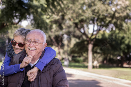 bellissima coppia di anziani, sorride al parco