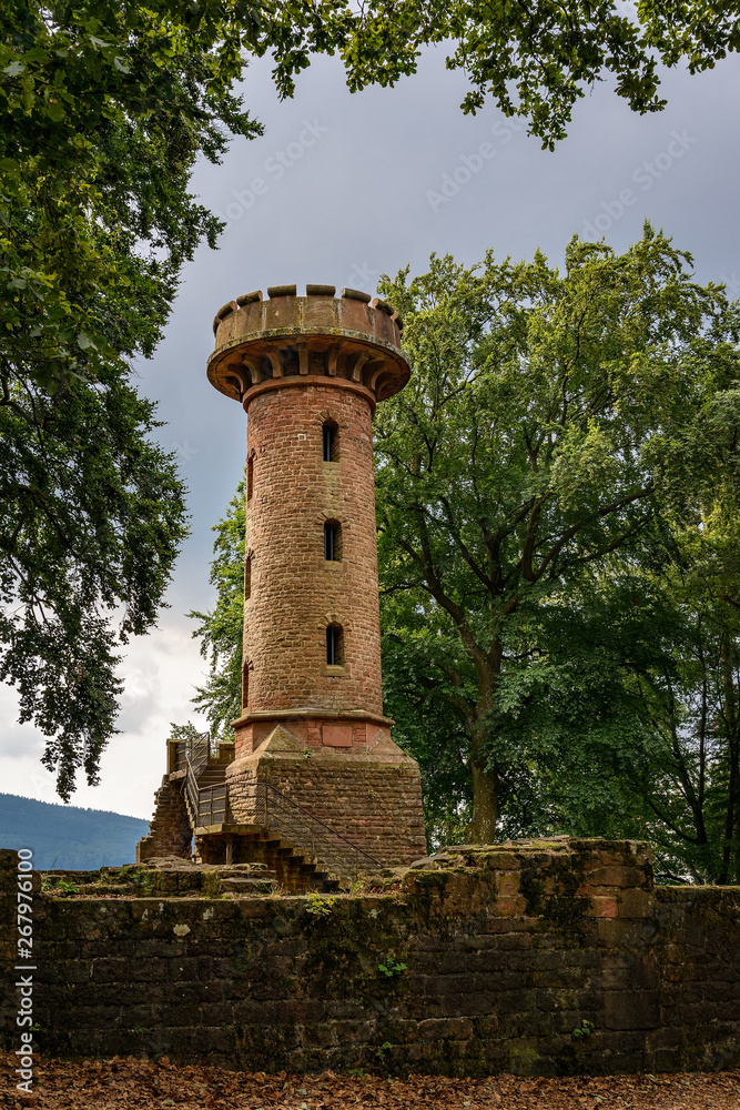 Der denkmalgeschützte Heiligenbergturm wurde aus Steinen der Ruine des mittelalterlichen Heidelberger Stephansklosters erbaut