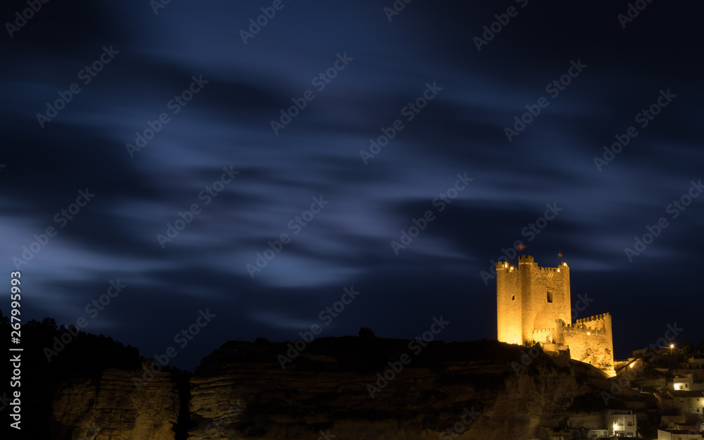 Bella vista del castillo de Alcalá del Júcar con luz artificial mientras anochecía. Alcalá del Júcar. Albacete. Castilla La Mancha. España Bella vista del castillo de Alcalá del Júcar con luz artificial mientras anochecía. Alcalá del Júcar. Albacete. Castilla La Mancha. España