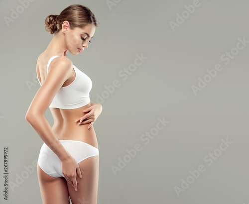 Fotografia Perfect slim toned young body of the girl