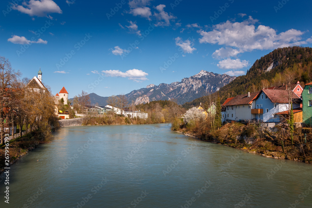 Fototapeta premium Der Fluss Lech durch die Stadt Füssen in Bayern Deutschland
