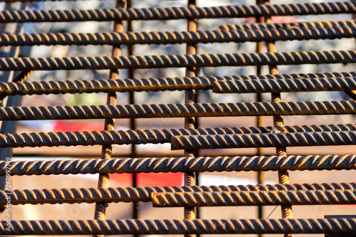 Rostige Stangen bilden einen Eisenkäfig als Kern für Stahlbeton auf einer Baustelle