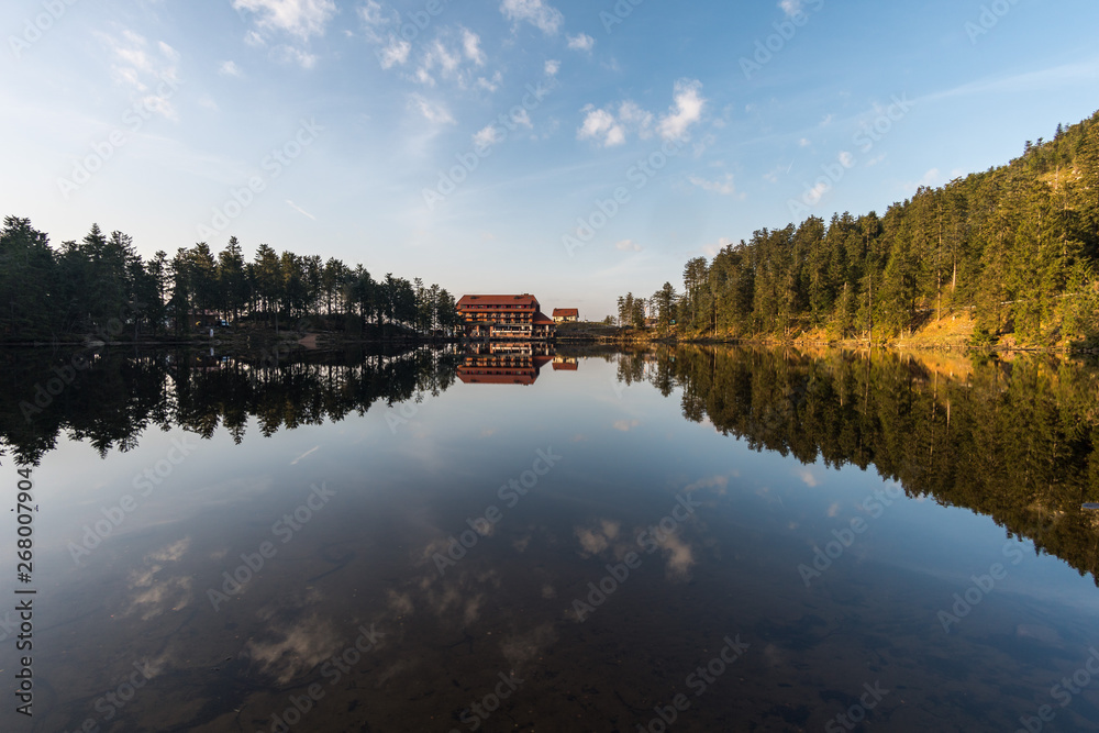 Mummelsee Schwarzwald blauer Himmel mit Spiegelung im Wasser am morgen