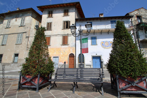 vecchi palazzi a riva di solto in italia  old buildings in riva di solto village in italy 