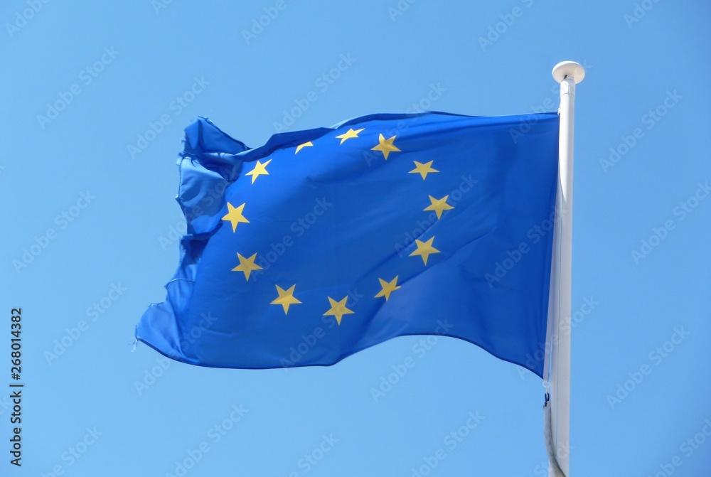 Drapeau européen dans le ciel bleu Drapeau européen dans le ciel bleu