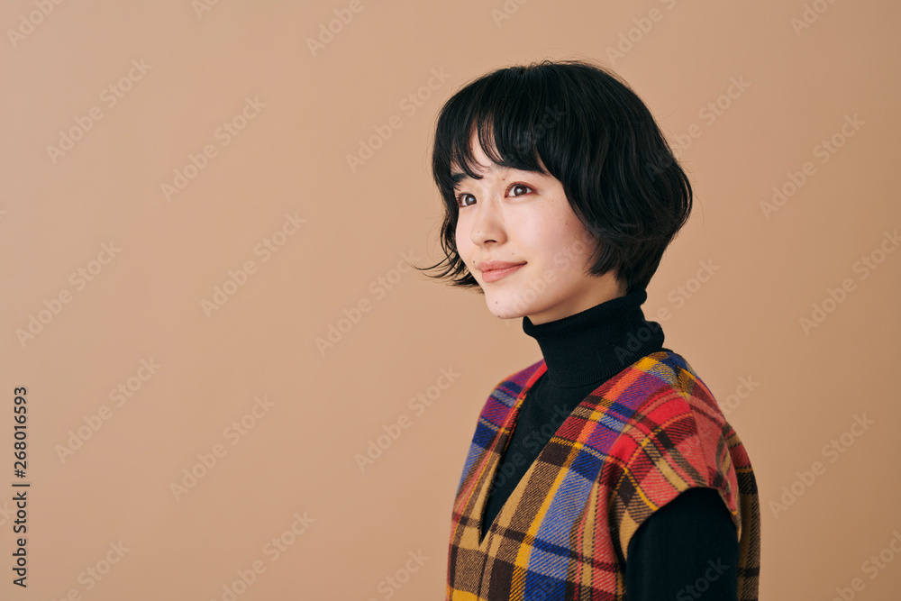 チェックのワンピースの若い女性 チェックのワンピースの若い女性