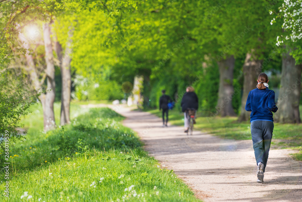 schöne Frau, Joggerin läuft im Park